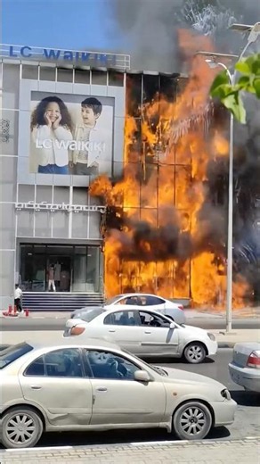 Un impressionnant incendie a touché un bâtiment commercial