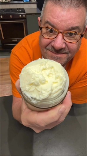 Making homemade butter in a KitchenAid mixer is ridiculously easy — and kind of magical to watch. Here’s the simple process, step by step: 1. Start with heavy cream. Pour cold heavy whipping cream into your KitchenAid mixing bowl — about 2 cups makes roughly ¾ cup of butter. Use the whisk attachment. 2. Whip it like you mean it. Start on medium speed and work up to high. First, it’ll turn into whipped cream. Keep going past that stage — the cream will start to clump and separate into butter soli