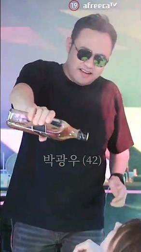 여성 10명에게 돈 뿌리는 남성