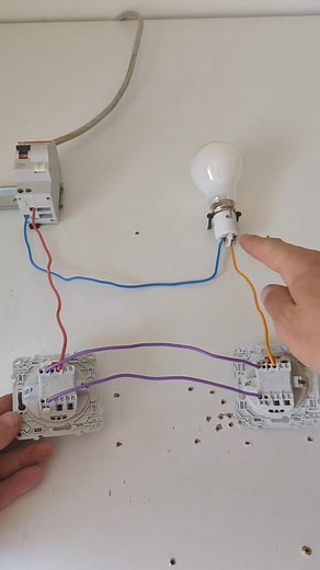 Schéma Va-et-vient 2 Interrupteurs et 1 Lampe