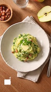 Andijviestamppot met Spekjes en Appel 🍏🥔 Ingrediënten: - 1 kg aardappelen (geschild en in stukken) 🥔 - 300 g andijvie (grof gesneden) 🥬 - 150 g spekjes (gerookt) 🥓 - 1 grote appel (bijvoorbeeld Goudreinet, in blokjes) 🍏 - 100 ml melk 🥛 - 50 g boter 🧈 - Zout en peper naar smaak 🧂 Bereidingswijze: 1. Kook de aardappelen in een grote pan met gezouten water gedurende 20 minuten, of totdat ze zacht zijn. 2. Bak ondertussen de spekjes in een koekenpan op middelhoog vuur tot ze knapperig zijn.