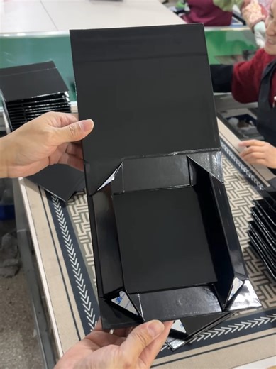 Manual Handcrafting of Premium Foldable Rigid Boxes
