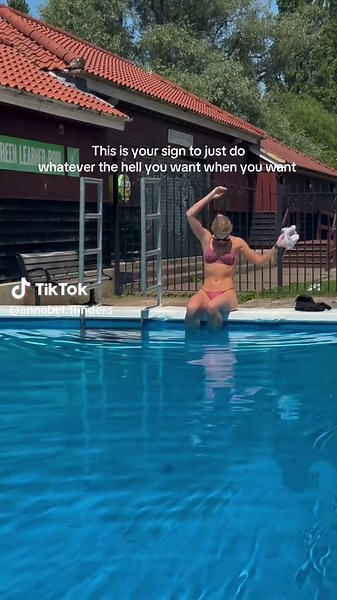 Spontaneous Swim in a Closed Pool