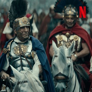 An diejenigen, die mich heute noch mit Lammfell, Feueranzünder, Bodypaint und einer Flasche Vino an der Supermarktkasse sehen werden: Ich weiß genau, was ihr denkt, und ihr liegt absolut richtig! Das sind Vorbereitungen auf ein sehr spezielles Date*. *Barbaren, ab 23. Oktober auf Netflix. | Netflix