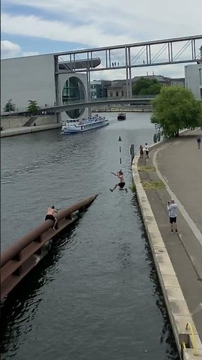 Water Challenge bei Olaf Scholz 🇩🇪💦👨🏻‍🦲 #parkour #freerunning #berlin