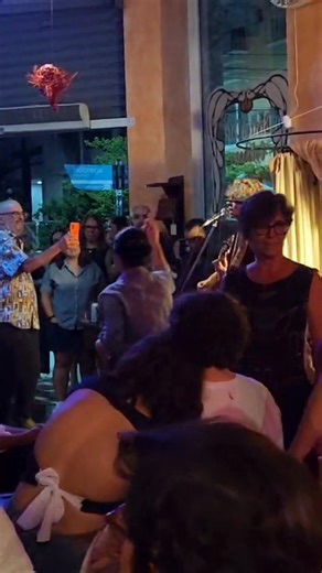 Em 2018 a gente embarcou numa aventura chamada Colabora, um misto de loja colaborativa, espaço cultural, galeria e casa de show, mas também quitanda e joalheria. Tinha de ovo caipira às joias autorais de um dos melhores designers de joias do Brasil, da gema🍳 a gema💎. . Abrimos espaço pra pequenos produtores artesanais de vestuário e moda, designers independentes, culinária e cerveja artesanal. Foram 7 e 1/2 anos de experiências gratificantes. . De 2021 pra cá começamos a hospedar shows de músi