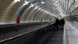 Cette ville a banni les voitures en faisant circuler les piétons sur des tapis roulants