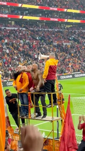 Felipe Melo Galatasaray Kocaelispor Maçı Öncesi Taraftara Üçlü Çektirdi! (Güncel Futbol)