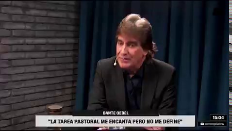 Se puso una camisa blanca para entrevistarlo.