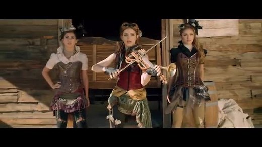 林赛·斯特林的MV《《Roundtable Rival》》