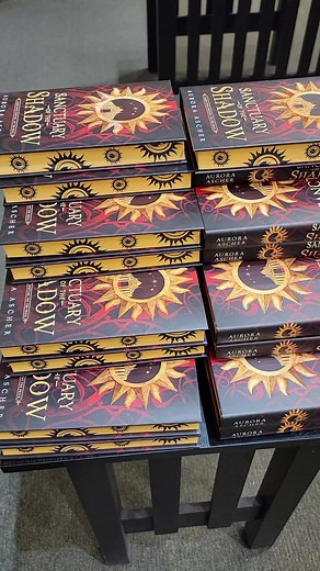 The edges are absolutely beautiful! I had a harder time getting into the story due to the third person writing style BUT if you can push through that then the story is fun! 🔥 #booktok #newborns #barnesandnoble #sanctuaryoftheshadow #redtower #redtowerbooks #bookrecs #bookrec #bookrecommendations #fantasybooks #fantasybookrecs