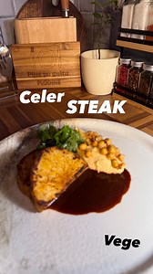 Celer steak s umakom od povrća i kremom od slanutka👨🏻‍🍳 Sastojci: Celer steak: * 1 celer (oko 70 g) * 100 g krupne soli * 300 g glatkog brašna * 210 g vode Umak: * 200 g luka * 150 g mrkve * 100 g celera * 15 g koncentrata rajčice * 500 ml crnog vina * 1,5 l vode * ružmarin, lovor Krema od slanutka: * 2 konzerve kuhanog slanutka * maslinovo ulje * sol, papar * malo tople vode Priprema: 1. Celer lagano izbockajte vilicom kako bi se ravnomjernije ispekao. Od brašna, soli i vode zamijesite tijes