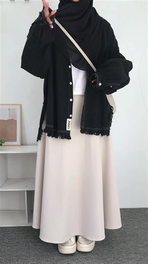 Perpaduan Warna Hitam dan Cream pada Jaket Oversize