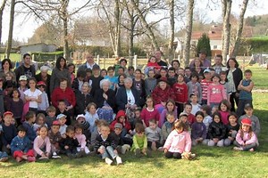 « La grande lessive », un mois de travail intergénérationnel entre écoliers et aînés