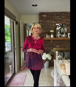 styleinyour70s.withleslieb What about Aging makes you feel Old? The definition of "Old" is having lived for a long time; no longer young. Two facts that you cannot dispute! But nowhere does it say that you feel differently about yourself and your life. Yet many women have told me that they feel different. They feel less than before, less interesting, less beautiful, less meaningful. Is that a direct result of physical age or a result of them seeing themselves not through their own eyes but throu