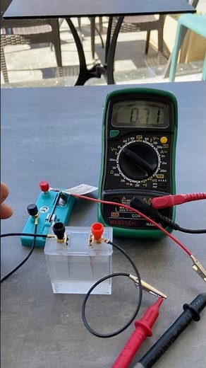 Kit de experimento de eletricidade com água salgada.