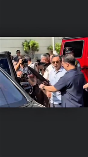 WATCH | DPWH CHIEF SHOWS SEIZED LUXURY VEHICLES, ITEMS FROM DISCAYA FAMILY AHEAD OF BOC AUCTION DPWH Secretary Vince Dizon showcased several luxury vehicles and high-value items confiscated from the Discaya family — including the now-viral Rolls-Royce umbrella — ahead of their scheduled public auction by the Bureau of Customs. According to Dizon, the seized assets symbolize the beginning of the government’s efforts to recover public funds allegedly stolen through corruption. He added that the fi