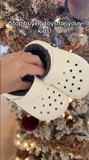 These crocs kids lined classic clogs are the perfect gift for your kids & toddlers! Warm enough for