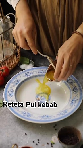 O salată Caesar cu pui în wrap este prânzul sau cina perfectă de vară - este sățioasă, delicioasă și portabilă pentru picnicuri sau zile la plajă. Am dat acestui fel de mâncare popular o notă turcească, gătind în stil döner de pui! Condimentele aromate cu salata Caesar cremoasă și strălucitoare creează un fel de mâncare plin de savoare. Ingrediente: Pentru pui: 1 ceapă mică lichidă 1 kg pulpe de pui ½ cană iaurt simplu 1 lingură pastă de roșii1 lingura pasta de rosii 2 linguri ulei de masline 1 