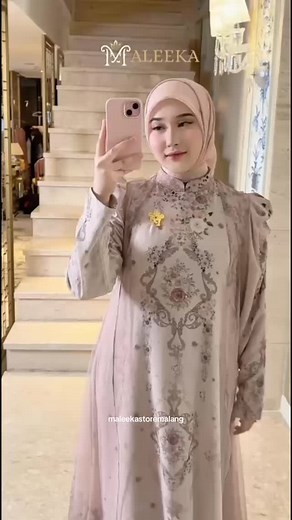Abaya cuma 300an sudah dapet Inner Outer Scraf Brooch?? Cuma di maleeka signature, jangan sampai ketinggalan ya😘 Pemesanan: WhatsApp 0813-5916-6881 WhatsApp 0812-1605-5706 #maleeka #maleekasignature #abaya #abayastyle #dress #dresssyari #muslimah #muslimahwear #ootd #ootdfashion #gamis #gamissyarii #lebaran #lebaran2026 #sarimbit #syifa #zizan #zizansyifa | Kazami Store Malang