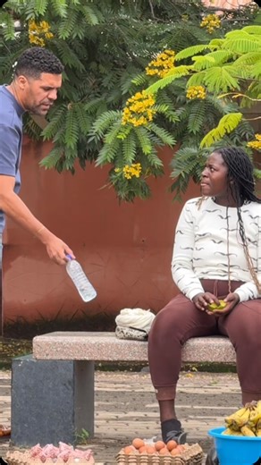 Michael Machado on Instagram: "É jogo então não vou pagar nada! Pegadinha Lubango. Nessa foi por pouco 藍藍藍藍勞 Filmagem: @campos_figura Segurança: @genkea_seguranca"