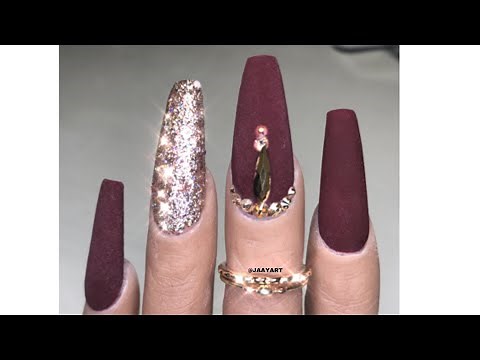 Uñas Acrílicas esculturales color vino / Uñas color vino y dorado