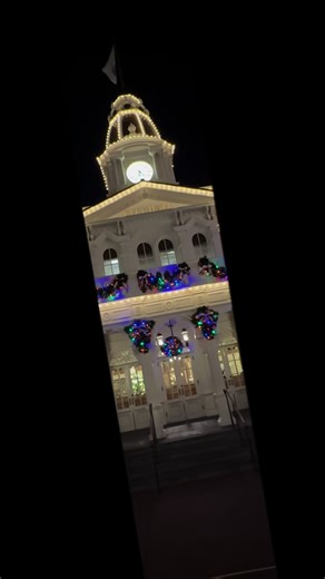 Christmas time around the Main Street USA at the Magic Kingdom! @DisneyWorld know how to bring the holidays together #disneytok #magickingdom #disneychristmas #christmastime #fyp