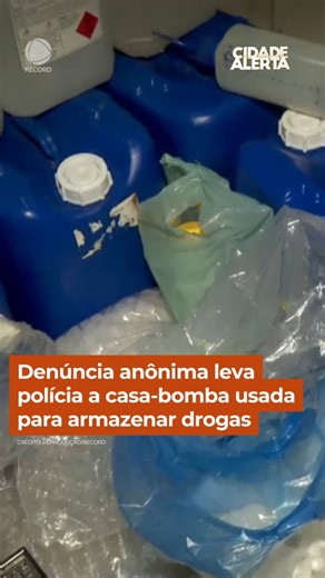 Uma denúncia anônima levou a polícia de São Paulo a localizar uma “casa-bomba” usada para a produção e armazenamento de drogas. No imóvel, os agentes encontraram galões com litros de lança-perfume, além de porções de maconha e grande quantidade de embalagens. Segundo a polícia, não havia ninguém no local no momento da averiguação. O caso segue sob investigação para identificar os responsáveis. 👉 Veja os flagrantes do #CidadeAlerta em R7.com/cidadealerta | Cidade Alerta