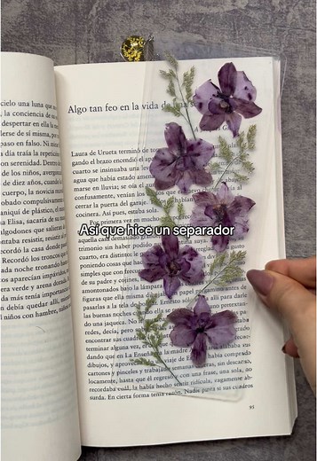 Cómo conservar flores y crear separadores de libros