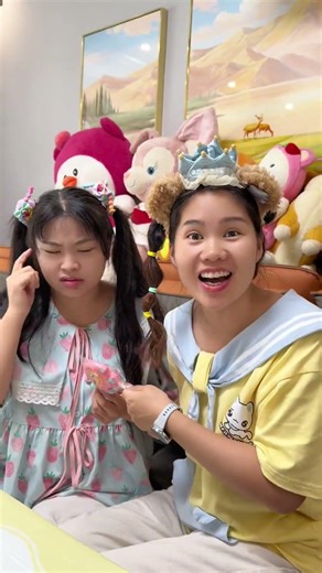 互不相让 米莉亚和圆圆争抢棒棒糖，奶奶让她们学习孔融让梨#儿童 #搞笑 #万万没想到