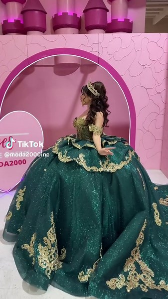 Dresses for Quinceañera Celebrations: Moda 2000