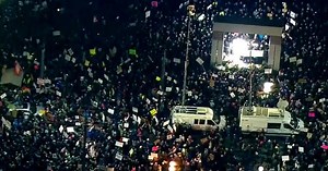 Immigration lawyers offer free legal aid to people affected by Trump's travel ban