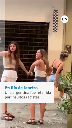 A la abogada argentina Agostina Páez, de 29 años, le confiscaron el pasaporte tras hacer comentarios y gestos racistas en un bar de Ipanema, en la zona sur de Río de Janeiro. Según el medio local G1, la joven deberá usar una tobillera electrónica por orden judicial del tribunal, a petición de la 11ª Comisaría de Rocinha, que investiga el caso. | LA NACION