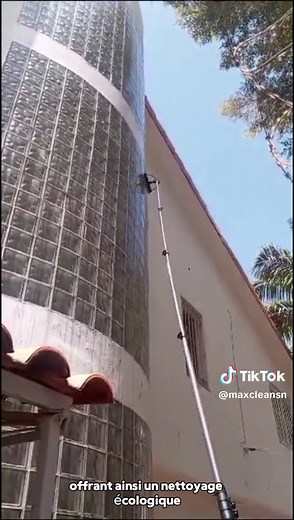 ✨ Vos surfaces vitrées méritent un éclat parfait, sans compromis pour l’environnement. ✨ Saviez-vous qu’il existe une solution innovante pour un nettoyage de vitres ultra-performant, écologique et durable ? Grâce à la technologie d'osmose inverse, nous utilisons de l’eau pure, totalement débarrassée des impuretés, pour garantir des vitres éclatantes sans aucun produit chimique. 🌍 Pourquoi choisir cette technologie ? 💦 Résultat impeccable : élimination des impuretés et des résidus, pour des vit