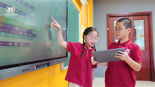 VINSERS TIỂU HỌC HUẤN LUYỆN AI 💬“AI không tự nhiên mà “khôn”, nó giống như một em bé vậy” 💬“Để “dạy” AI nhận diện sự vật, con phải cho AI xem rất nhiều hình ảnh khác nhau” 💬“Để AI có thể giúp chính mình, mình phải trở thành một người thầy thật kiên nhẫn” 💬“AI không phải máy làm thay, AI là một người bạn đồng hành” Đó là những chia sẻ rất thú vị của các Vinsers Tiểu học sau 3 tuần “học cùng AI” tại Vinschool. 👉 Vậy các Vinsers nhí đã huấn luyện AI như thế nào? Và AI được các em ứng dụng để g