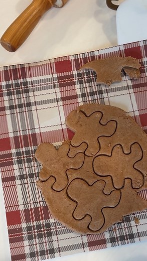 Gingerbread salt dough ornaments you can make during nap time ✨🤎 These smell amazing and there are so many ways to use them — hang them in the bathroom for guests, add one to your car for that cozy Christmas scent, or use them as personalized gift tags and ornaments. Such an easy, low-mess DIY for the holidays. 🤎 Gingerbread Salt Dough Recipe: • 1 cup flour • ½ cup salt • 1 tbsp cinnamon • 1 tsp ground ginger • ½ tsp ground cloves • ½ cup water Mix well, roll to ¼ inch thickness, and bake at 2