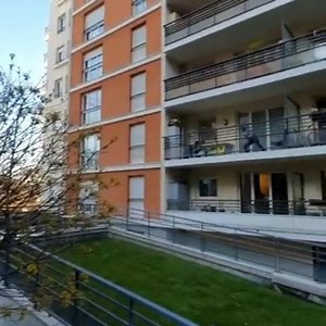 1.6M views · 22K reactions | Patrick est coach sportif depuis 27 ans dans un club à Paris. Tous les mardis, à 18h00, il propose avec sa compagne, également professeur de sport, un cours dans le jardin de sa résidence. Les gens sortent sur leur balcon et c'est parti pour 1 heure de fitness ! | Ça peut vous arriver | Facebook