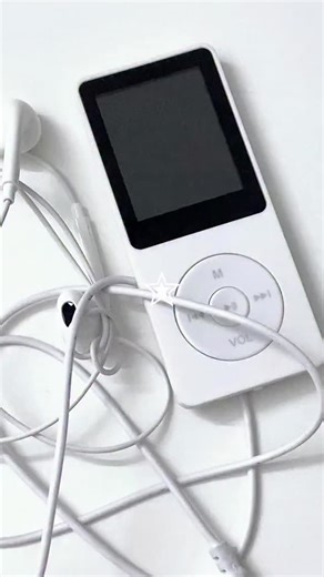 ♡︎ 𝙼𝚊𝚛𝚒𝚊 𝚜𝚑𝚘𝚙 ♡︎ on Instagram‎: "⁨ ⁨ جهاز MP4 متعدد الوظائف المواصفات: • مشغل أغاني • مشغل فيديوهات • راديو • مسجل صوت • يدعم البلوتوث • يدعم قراءة الكتب الإلكترونية (Ebook) • يحتوي على ألبوم للصور • مزود بمنفذ للشحن، ويمكن توصيله باللابتوب لنقل الأغاني والفيديوهات • يأتي مع سماعات وواير شاحن لنقل الصور وشحن الجهاز رام مساحه ٤ قيقا بايت الألوان المتوفرة: أسود – أبيض السعر : ٢٨،٥٠٠ MP4 Player – Multi-Function Device Features: • Music Player • Video Player • Radio • Voice Recorder • Bluet