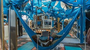 Un paseo por el surrealista mundo hiperconectado de Jon Kessler