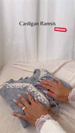 𝑰𝒃_ 𝑺𝒕𝒂𝒔𝒉 | 𝐵𝑜𝑢𝑡𝑖𝑞𝑢𝑒 𝒹𝑒 𝓂𝑜𝒹𝑒 on Instagram: "Encore les promo pull et cardigan 😍 #ibstash #newcollection #outfit #winterstyle"