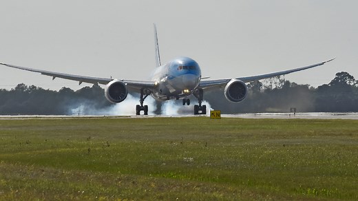 TUI, Melbourne's first-ever European airline, lands inaugural flight from United Kingdom