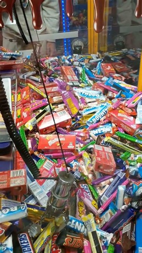 chocolate crunchy claw machine wins#chocolate #arcade #claw