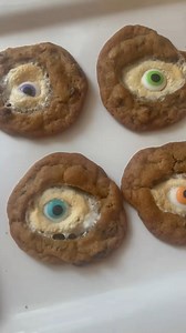 Eyeball Cookies - A spooky fun treat for Halloween. Full Details in comments 👇👇 #halloweentreats #spookytreat #funfoodforkids #halloweenpartytreats | Kid Friendly Things To Do