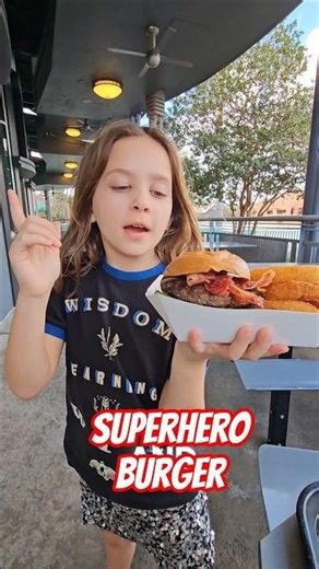 Autumn Tries the Bacon Cheeseburger at Captain America Diner 🇺🇸🍔 | Islands of Adventure