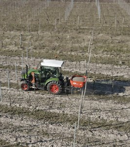 Fertiliser spreader 𝗠𝗗𝗦 𝗪: Simple and efficient weighing! 💪 Take another step towards precision, simplicity and comfort with the new 𝗠𝗗𝗦 𝗪 equipped with integrated weighing. Discover now the new 𝗠𝗗𝗦 𝟴.𝟮 𝗪 at work! 👉 https://www.kuhn.com/en/crop/fertiliser-spreaders/mounted-spreaders/mounted-twin-disc-spreaders/mds-2 | KUHN