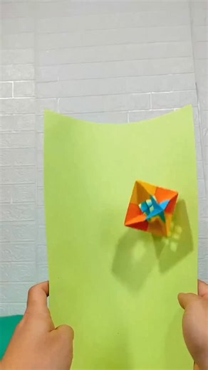 Make a fun floating cube in just a few steps #Origami #Handmade #cube #make #howto | People Crafts