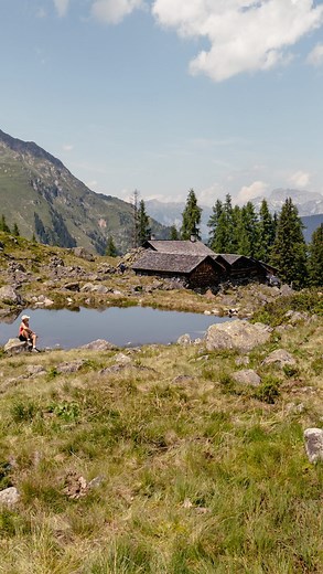 Lisa ☀️Outdoor, Berge & Reisen on Instagram: "Jede Region hat so eine Wanderung, bei der das Herz deutlich höher schlägt. 💚 Nicht aufgrund der Anstrengung sondern, weil es einfach so wunderschön ist! 🤩 Auch wenn man in einem Gebiet mit vielen Bergbahnen ist, findet man immer wundervolle ruhige Touren, die den ganzen Trubel hinter sich lassen und bei welchen man ungestört die Natur aufnehmen kann. 🌿 Klingt vielversprechend? Dann solltest du diese Wanderung in der Silvretta Montafon nicht verpa