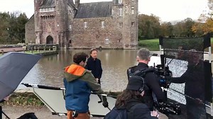 L'équipe de l'émission « Secrets d'Histoire » et Stéphane Bern étaient en tournage en forêt de Brocéliande pour un épisode consacré au roi Arthur Malgré le vent et le crachin, Stéphane Bern a notamment enchaîné l'enregistrement des plateaux au château de Trécesson, à Campénéac. | Ouest-France Lorient