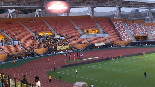 #JustePourInfo: l'ASEC Mimosas s'incline aux tirs but (4-5) face à Power Dynamos de Zambie. Lawrence Mulenga a stoppé le tir de Romaric Amoussou pour offrir le gain du match aux Zambiens. Battus 1-0 au match aller, les Mimosas pensaient renverser la vapeur grâce au but de Soyleymane Fofana. Gageure. #NB: La Côte d'Ivoire réalise un 3/4 pour ce week-end africain. Et ça ne plaît pas à l'opérateur lumière du Félicia qui a éteint les projecteurs alors que les joueurs ivoiriens allaient saluer leur p