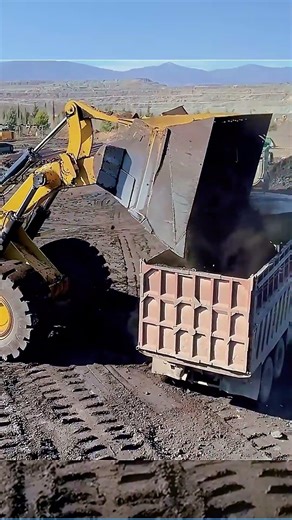 One Pass Loading! Caterpillar 992G Wheel Loader Power 🚛🔥 #shorts